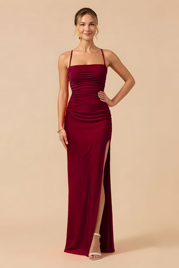 Robe longue de demoiselle d’honneur bordeaux à bretelles Sapghetti avec fente